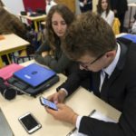 France to pass bill baning mobile phones in schools