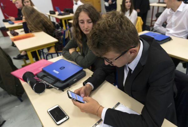 France to pass bill baning mobile phones in schools